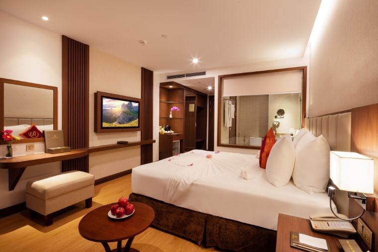 Grand Deluxe Balcony Partial Sea View